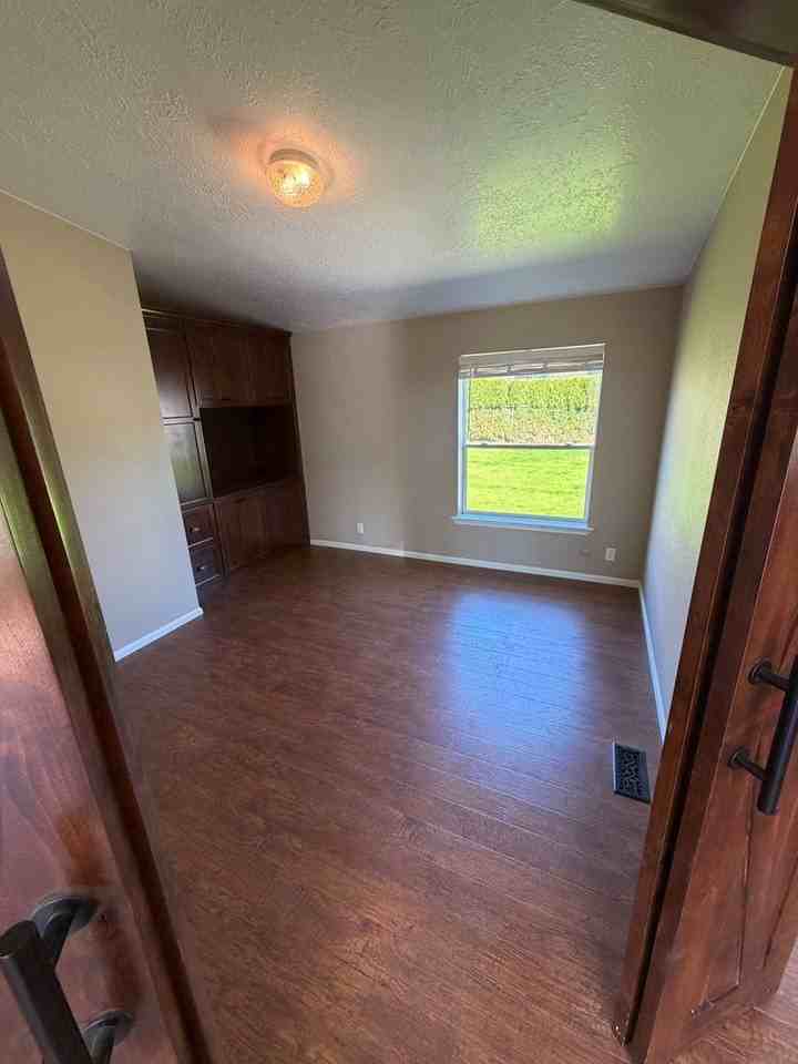 892 E 7th St - Photo 5 of 36