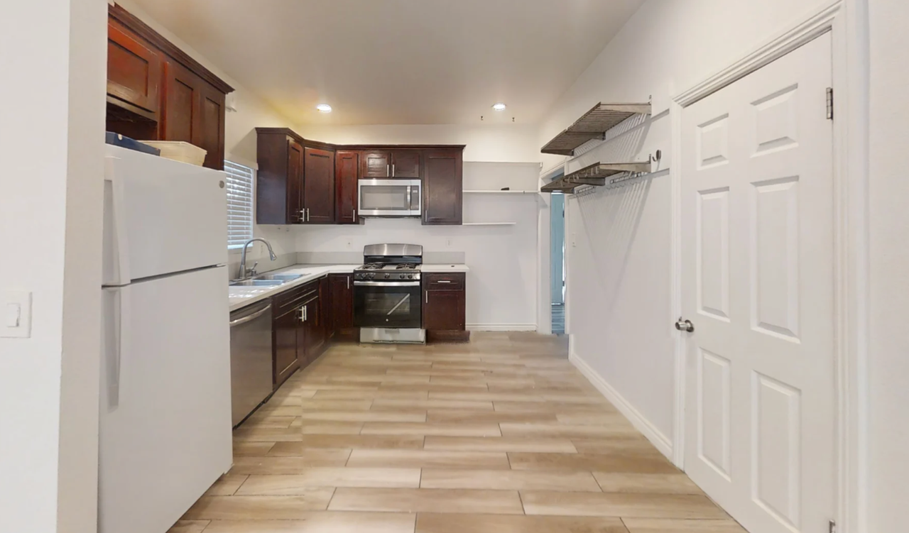 663 W Sepulveda St - Photo 4 of 8