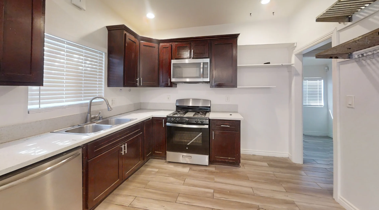 663 W Sepulveda St - Photo 6 of 8