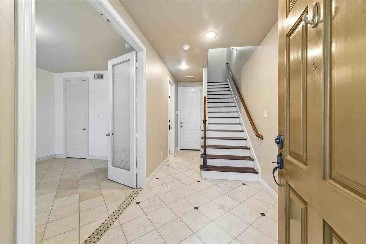 2617 Capitol St - Photo 6 of 22
