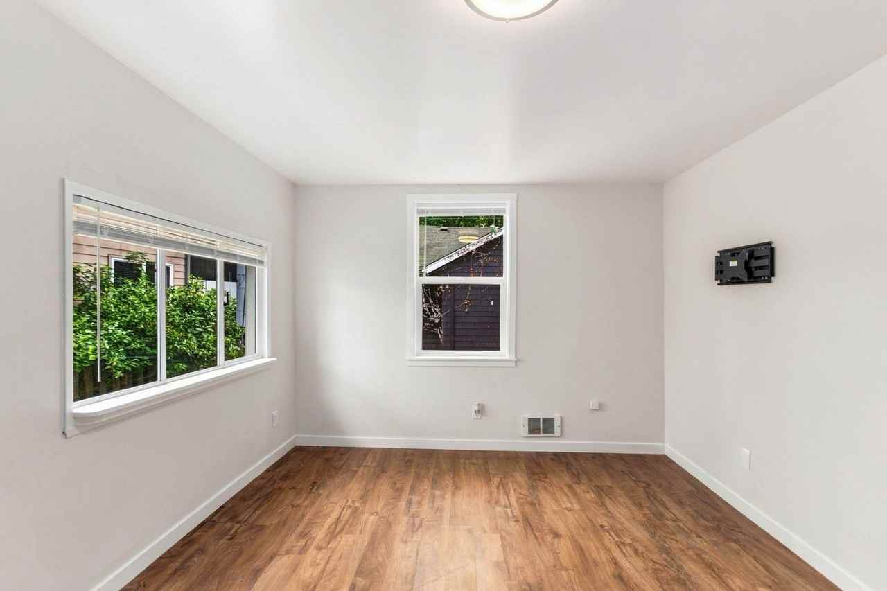 3014 Sw Harbor Ln - Photo 7 of 32