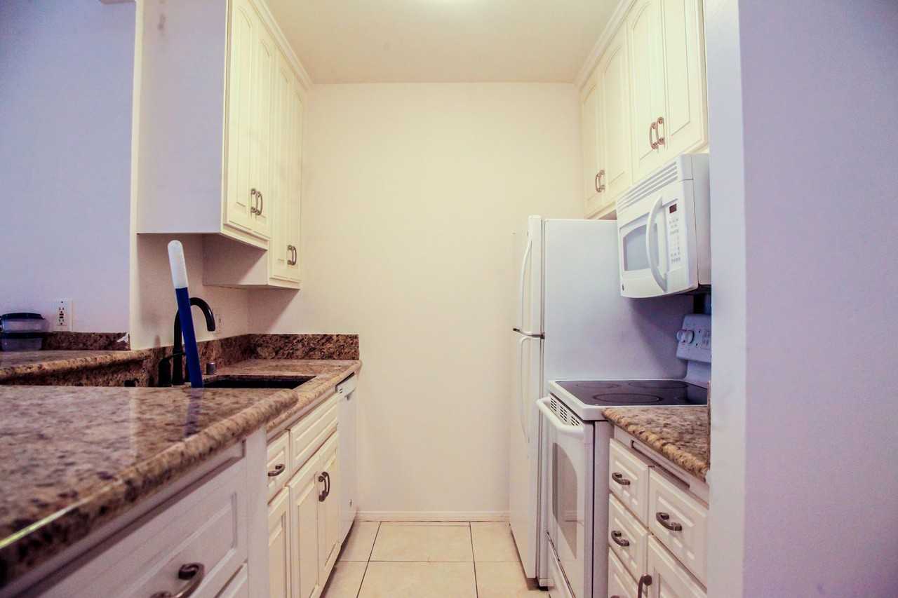 7777 W 91st St - Photo 4 of 23