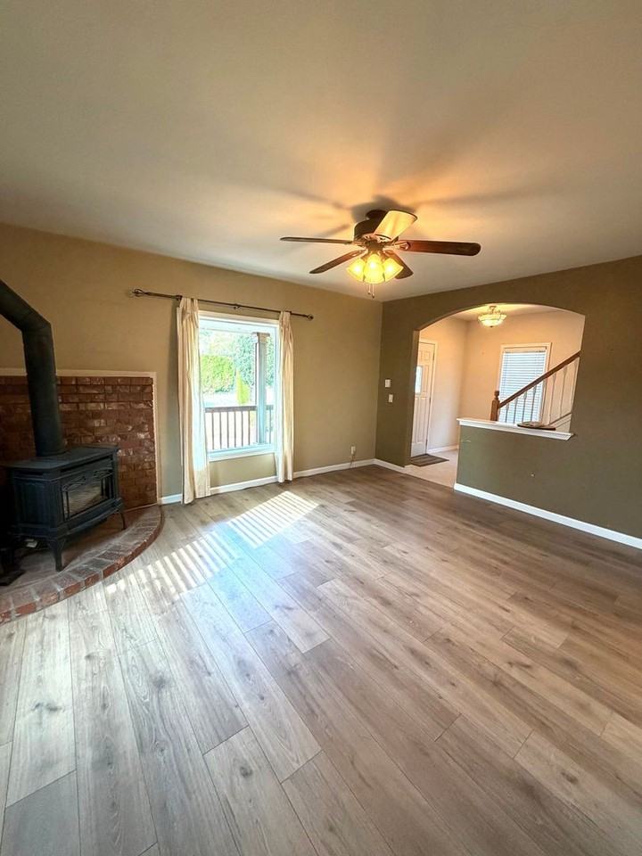 306 Powell St - Photo 3 of 18