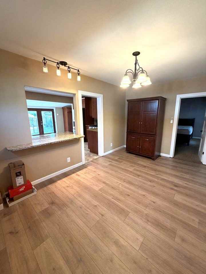 306 Powell St - Photo 5 of 18