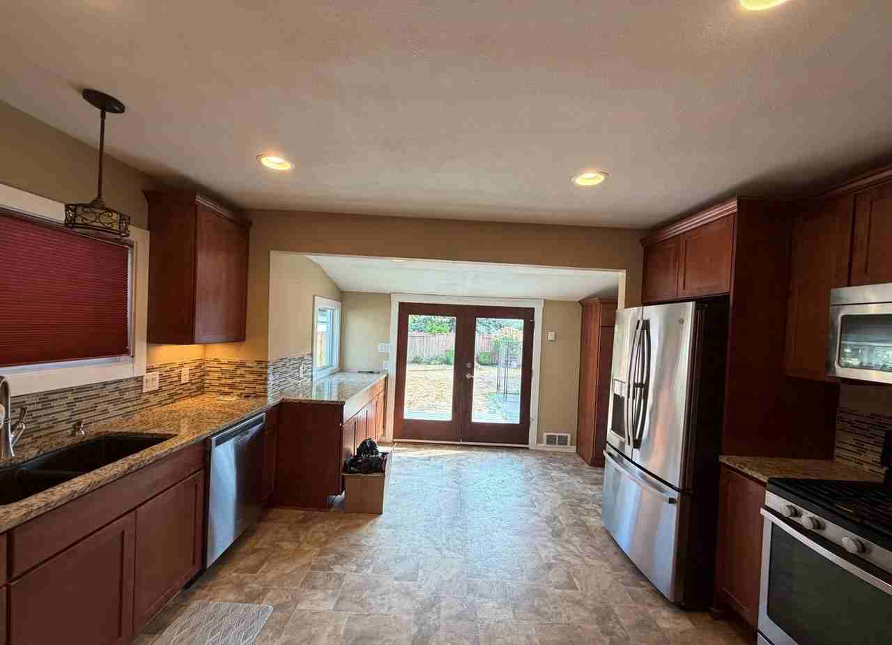 306 Powell St - Photo 6 of 18