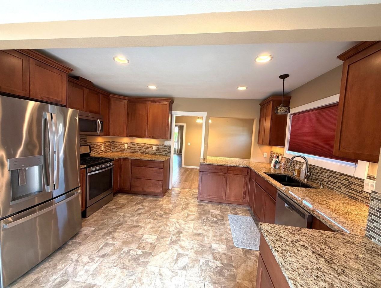 306 Powell St - Photo 7 of 18