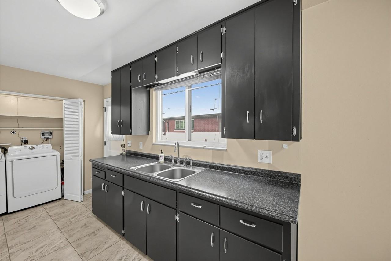 1055 S Dale Ct - Photo 3 of 34