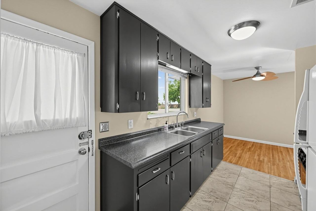 1055 S Dale Ct - Photo 4 of 34
