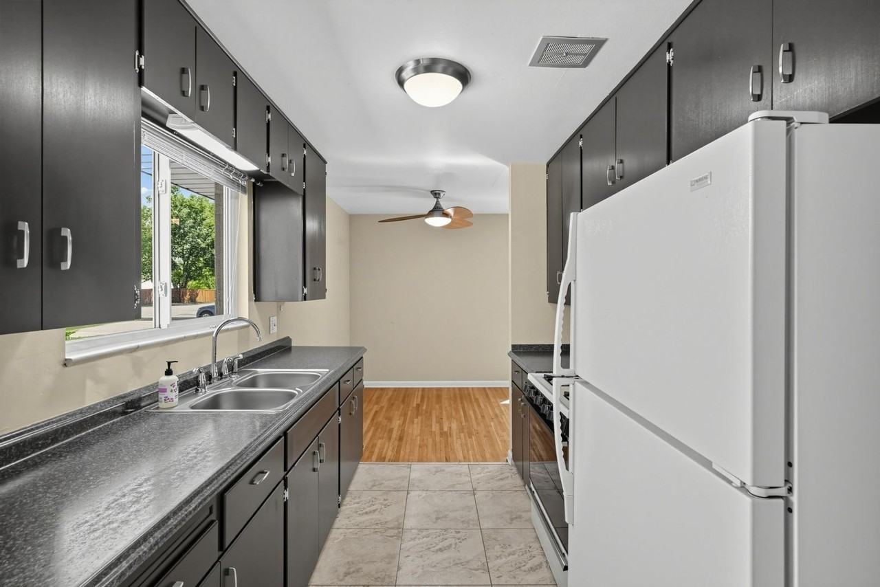 1055 S Dale Ct - Photo 5 of 34