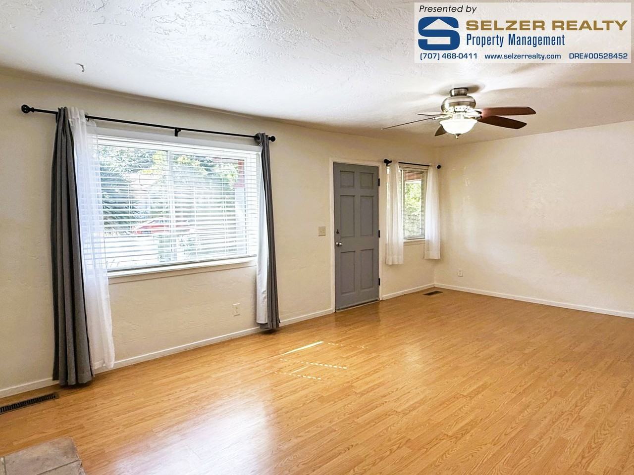 207 S Spring St - Photo 3 of 10