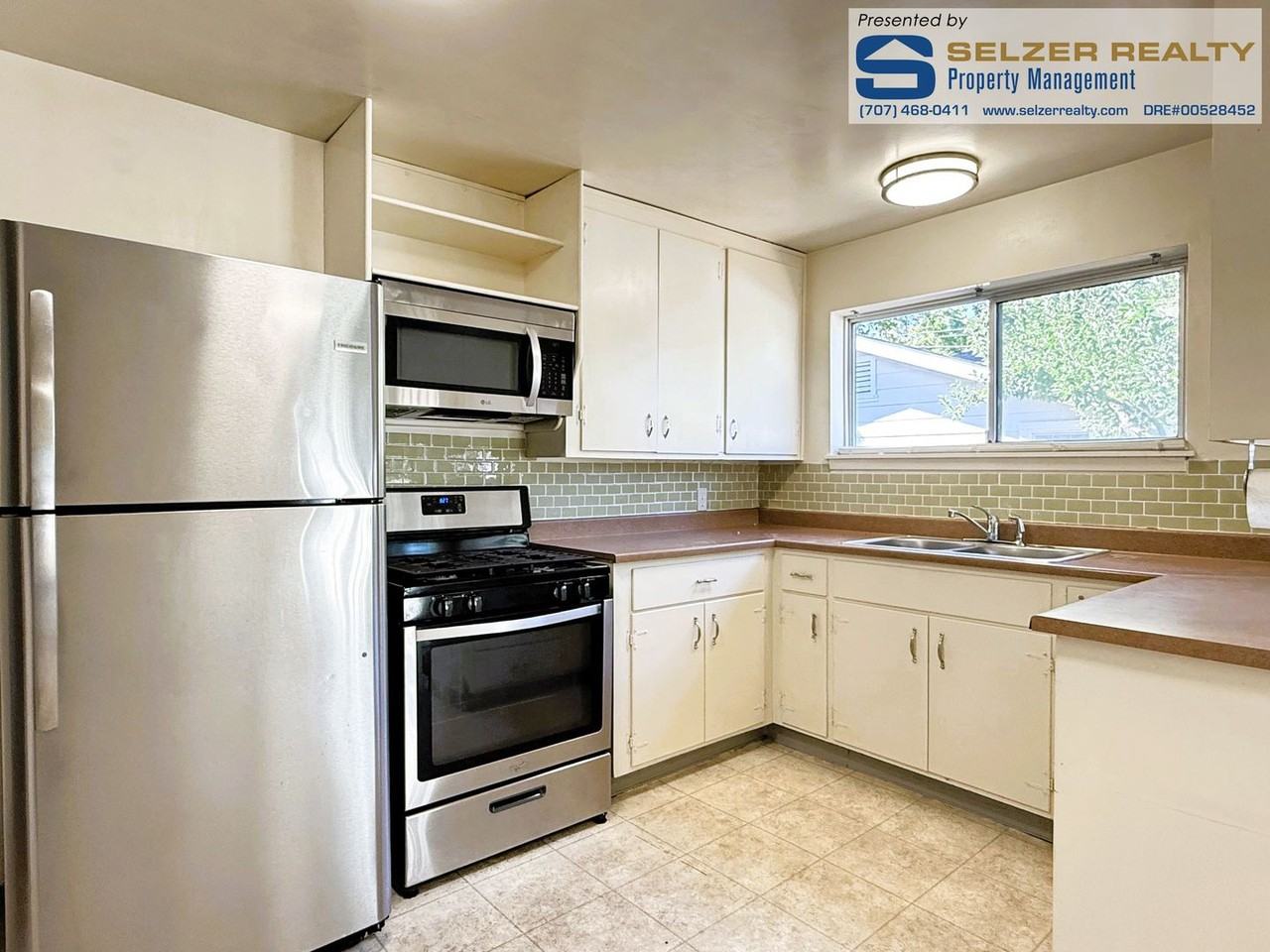 207 S Spring St - Photo 4 of 10