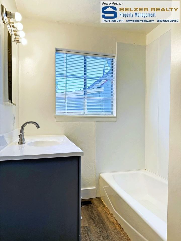 207 S Spring St - Photo 5 of 10