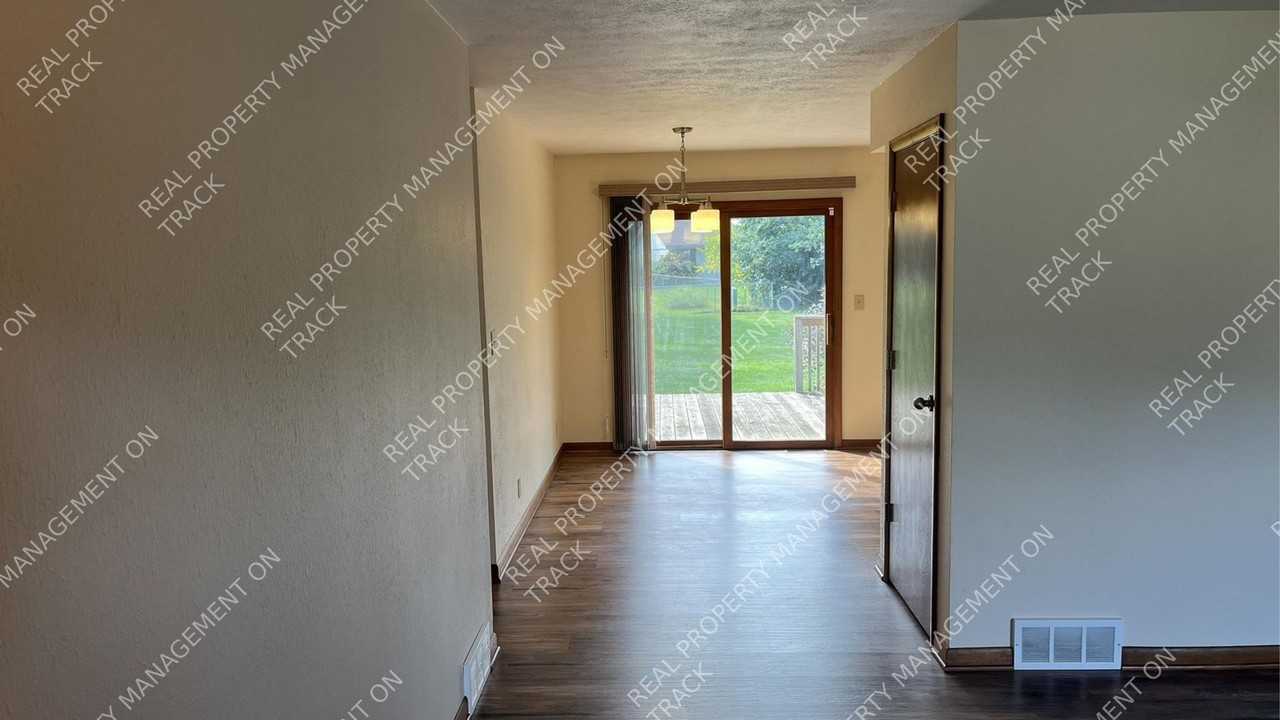 9842 Poppy Dr - Photo 3 of 17