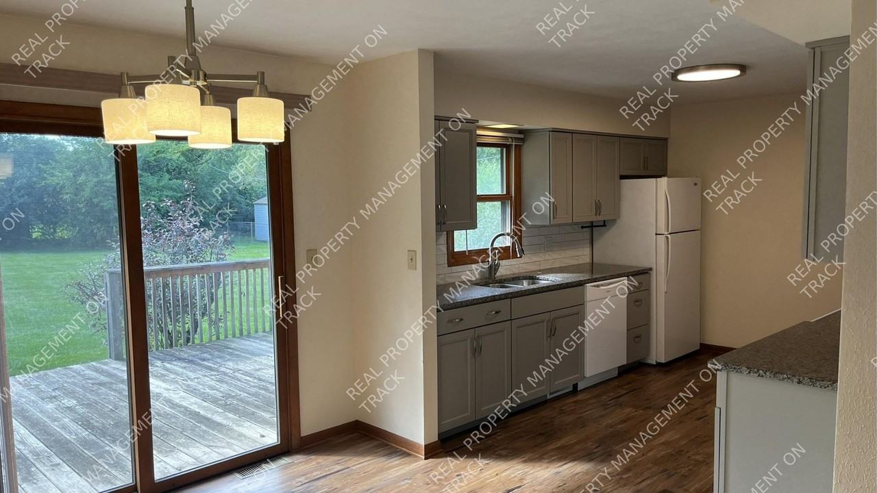 9842 Poppy Dr - Photo 5 of 17