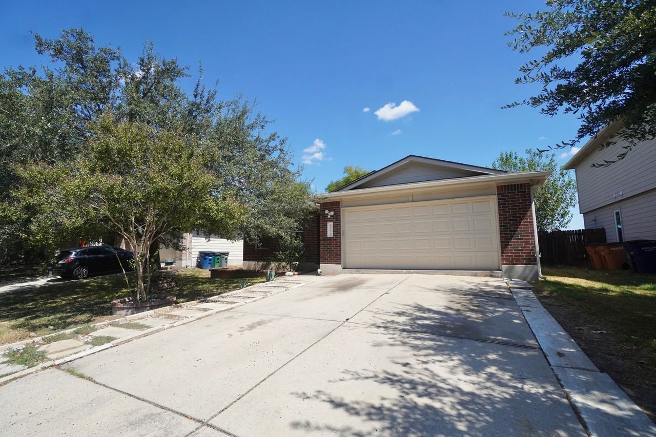 6208 Speyside Dr - Photo 2 of 39