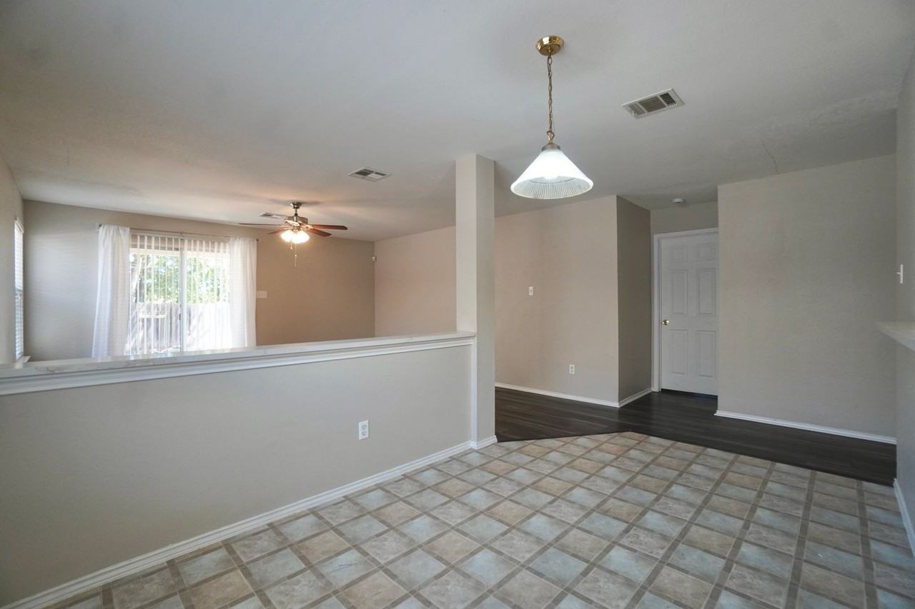 6208 Speyside Dr - Photo 7 of 39