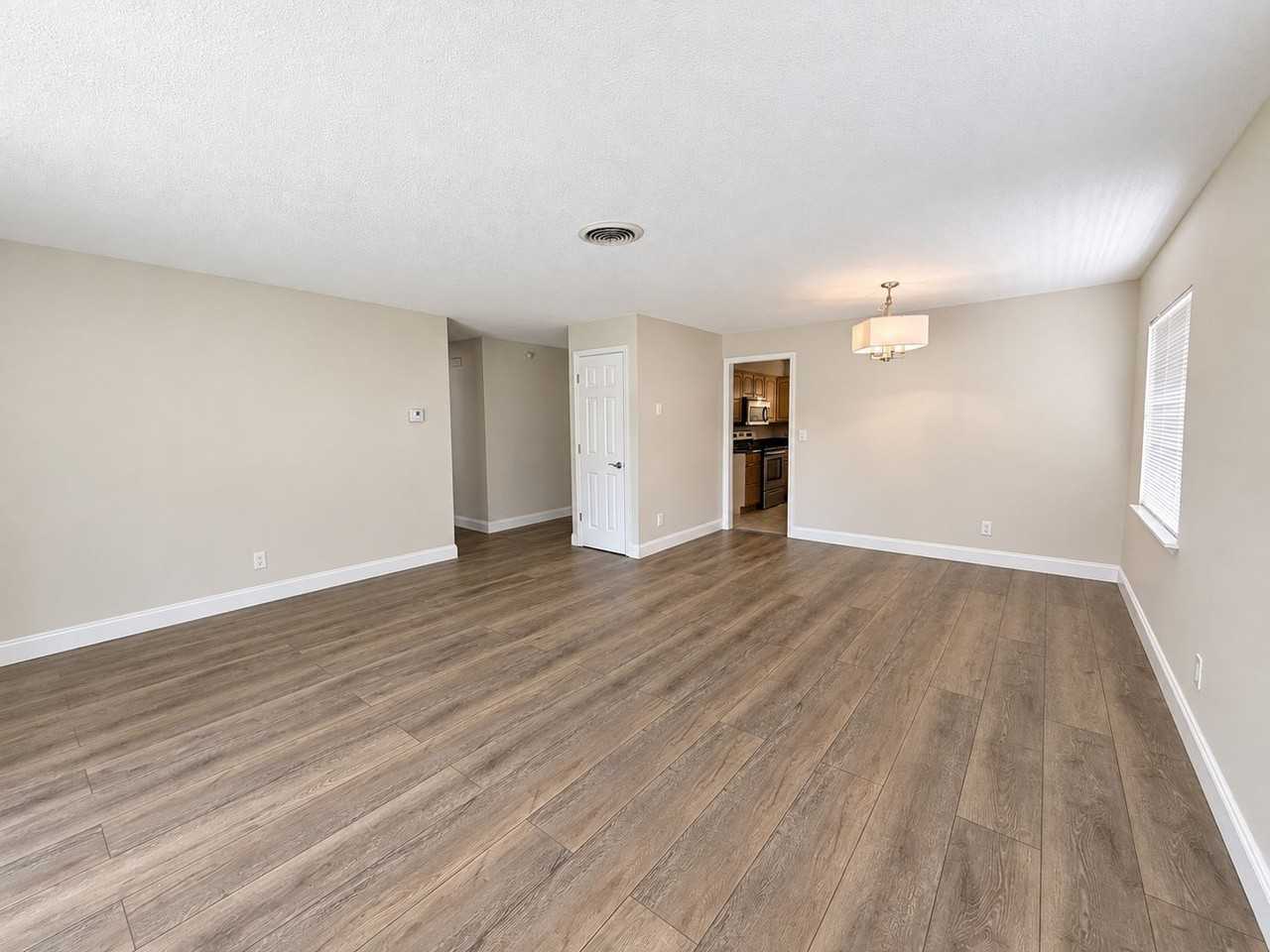 401 Balfour Dr - Photo 4 of 12