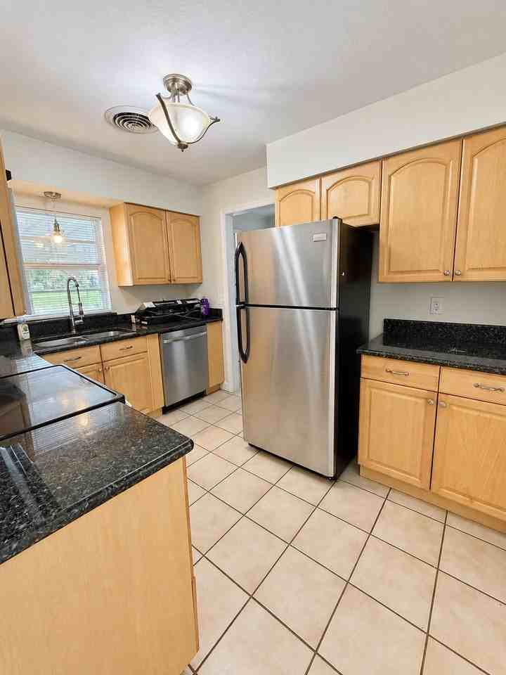 401 Balfour Dr - Photo 6 of 12