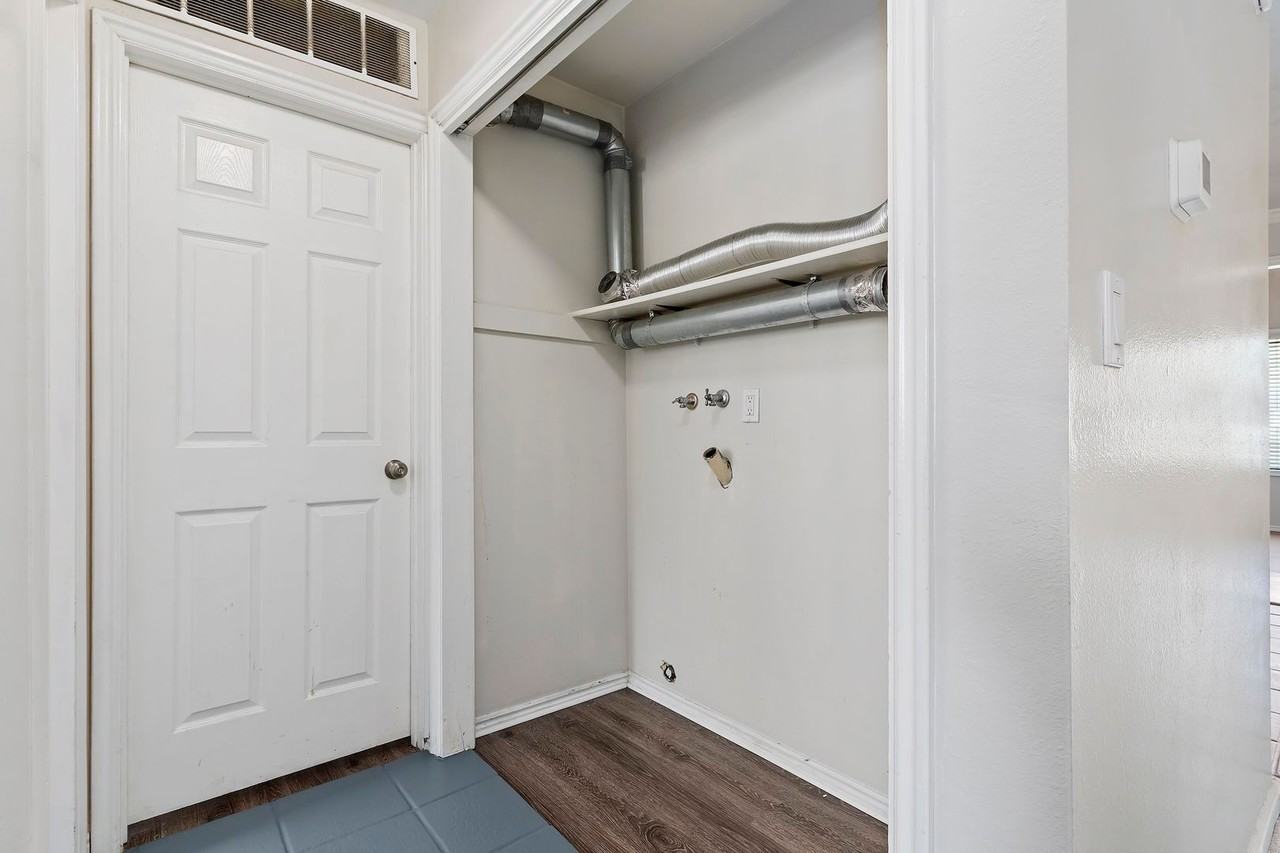 715 N 1050 W - Photo 4 of 26