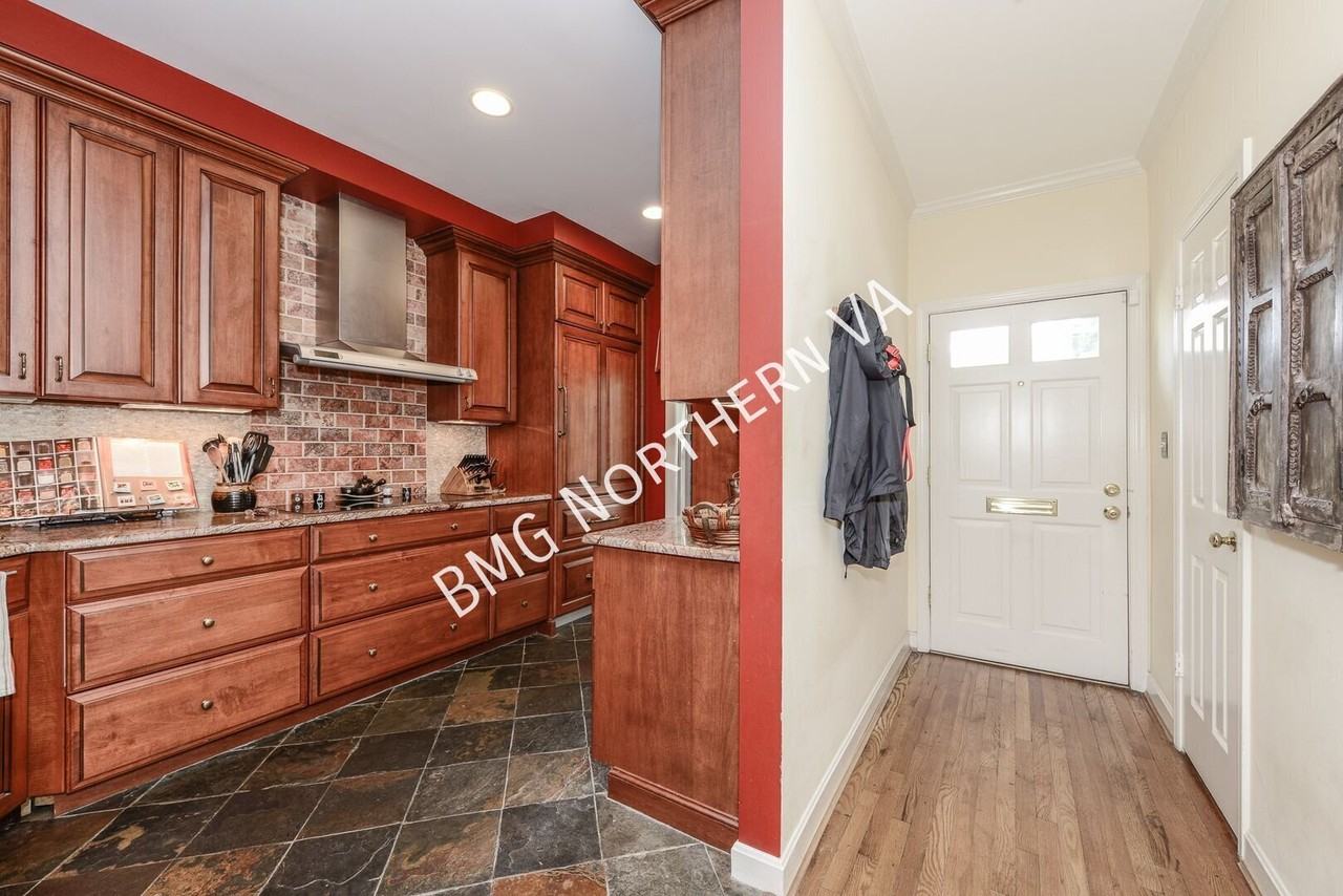 528 N Columbus St - Photo 6 of 38