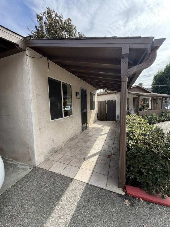 2400 Fairway Ave - Photo 2 of 11