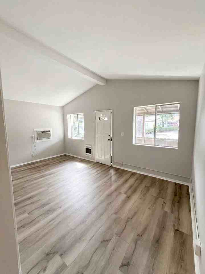 2400 Fairway Ave - Photo 4 of 11