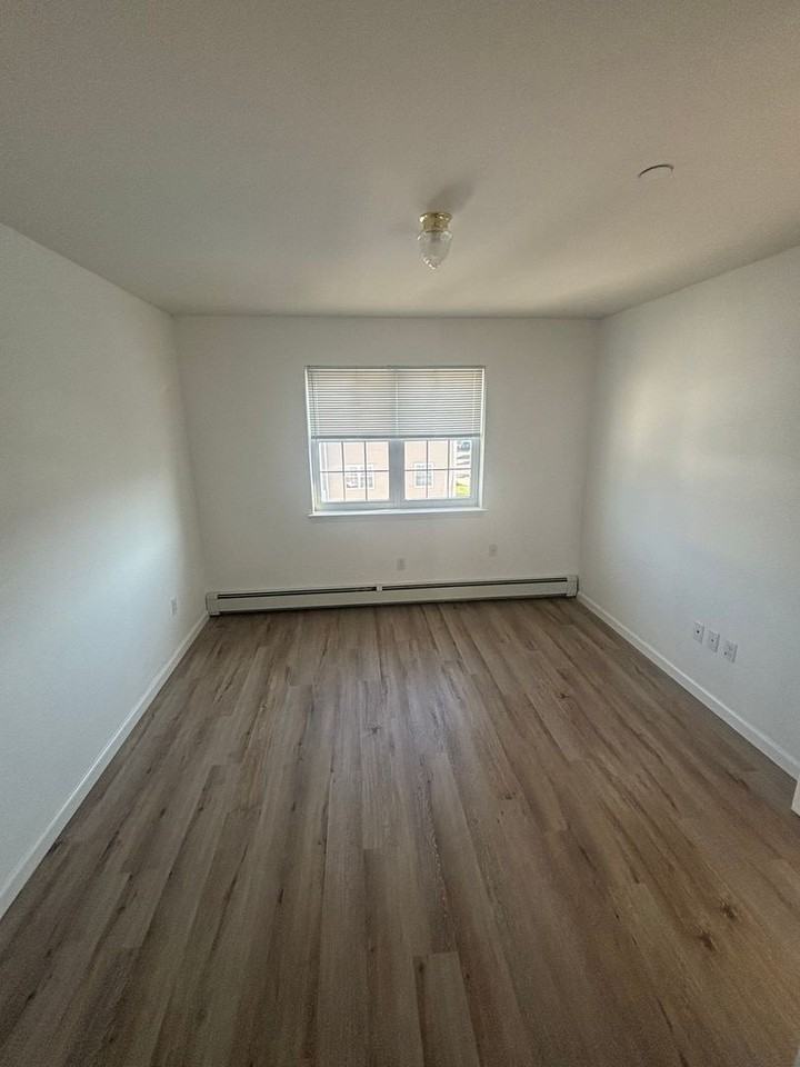 62-61 De Costa Ave - Photo 6 of 12