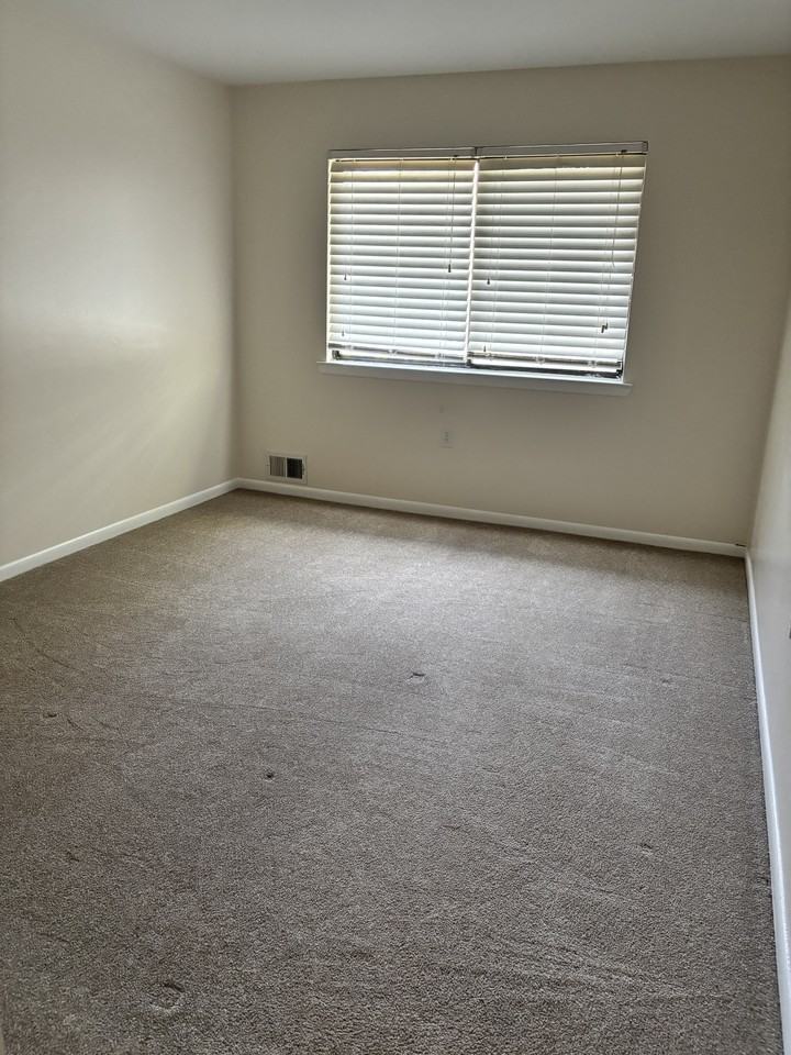 Robin Rd #862 - Photo 2 of 5