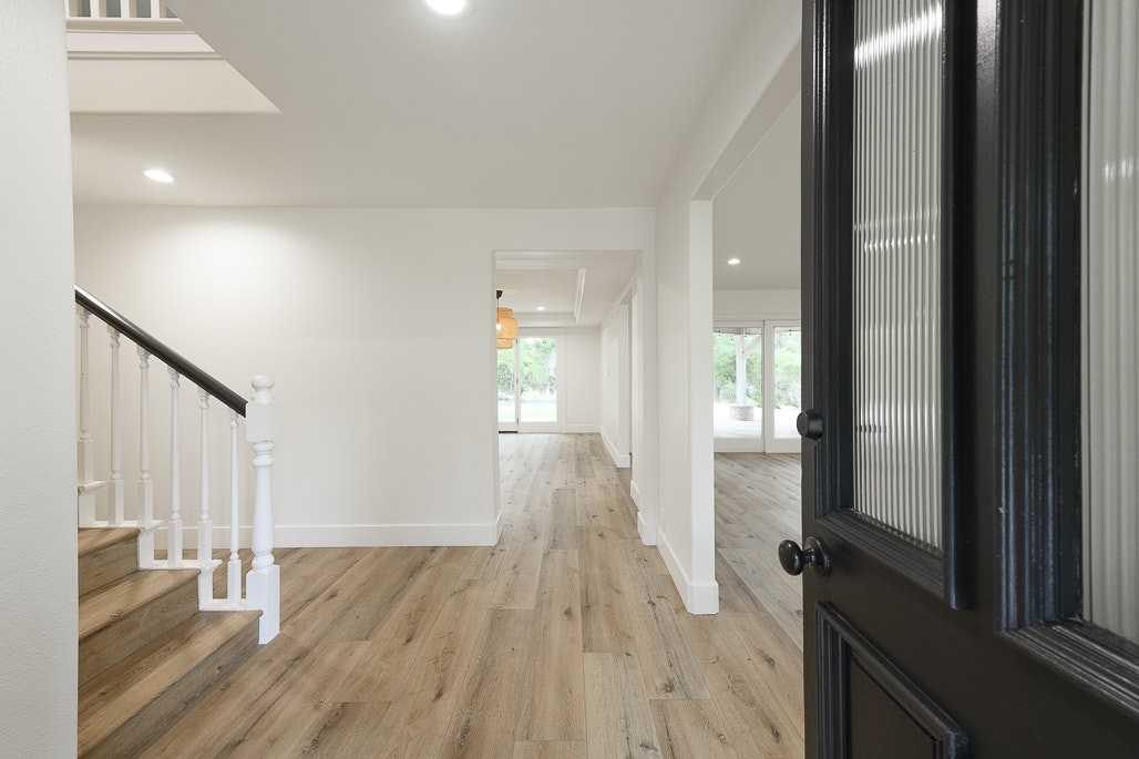 26038 Trana Circle - Photo 4 of 31