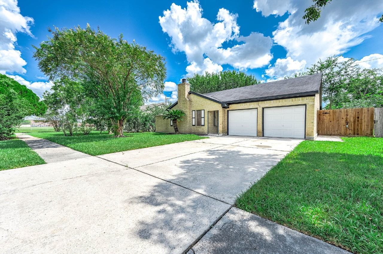 10230 Trade Winds Dr - Photo 2 of 27
