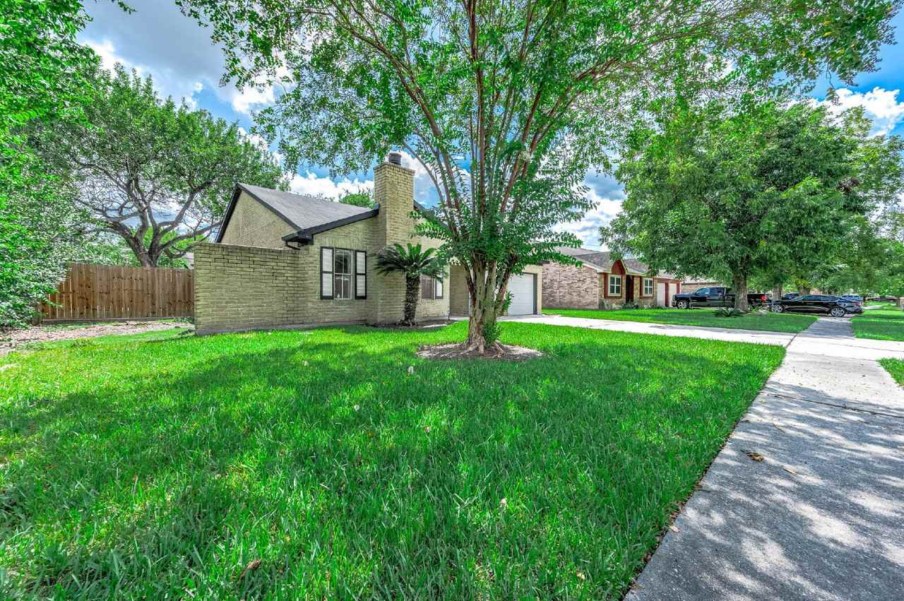 10230 Trade Winds Dr - Photo 3 of 27