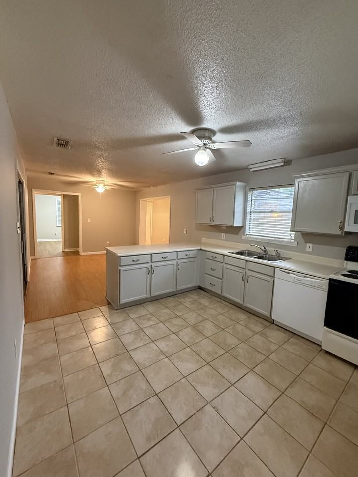 2693 Miccosukee Rd - Photo 4 of 17