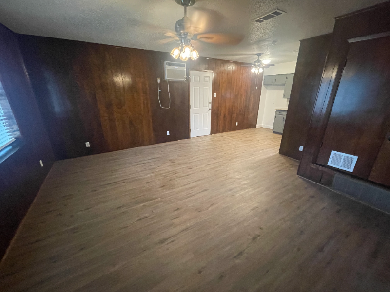 1610 Dellis St - Photo 4 of 8