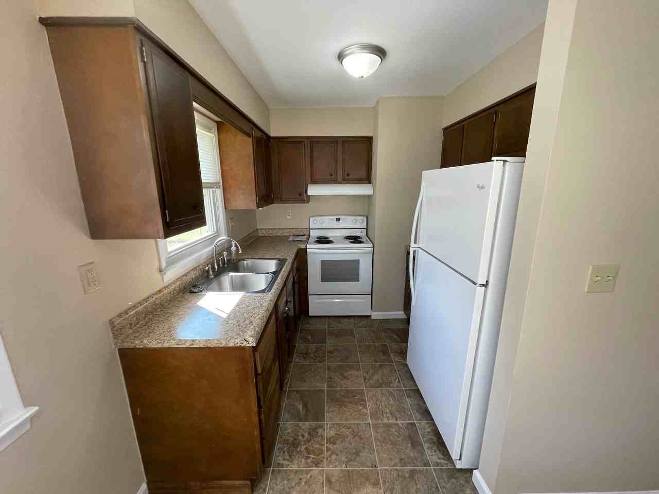 109 Holmes St - Photo 4 of 9