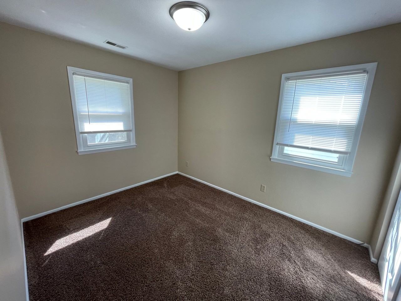109 Holmes St - Photo 5 of 9