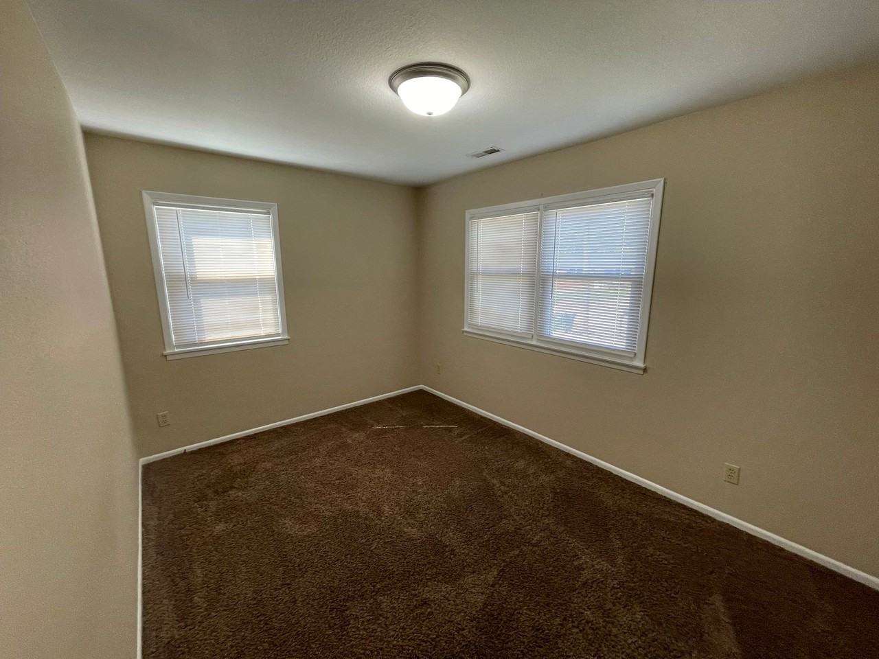 109 Holmes St - Photo 7 of 9