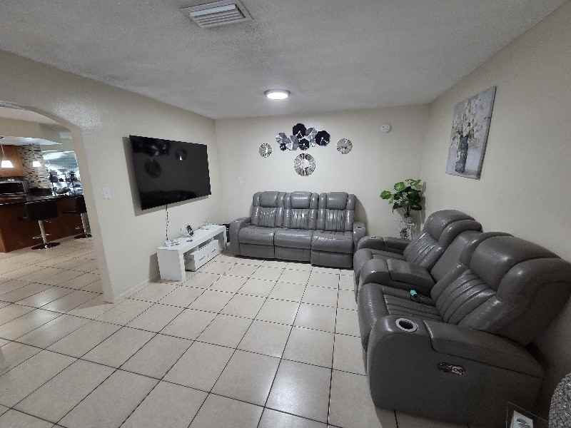 9935 Marlinton Ln - Photo 3 of 21