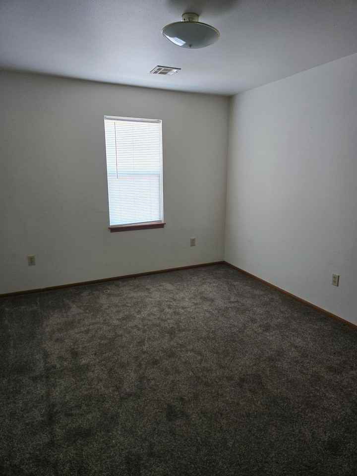 612 E 17th St - Photo 3 of 9