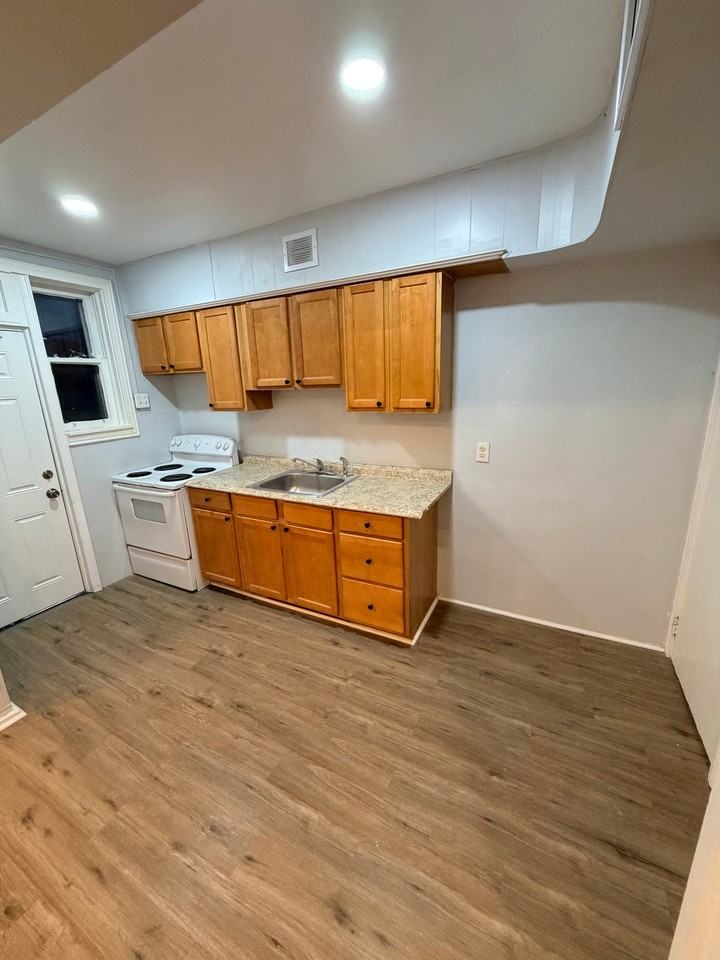 2607 S 62nd St - Photo 3 of 8