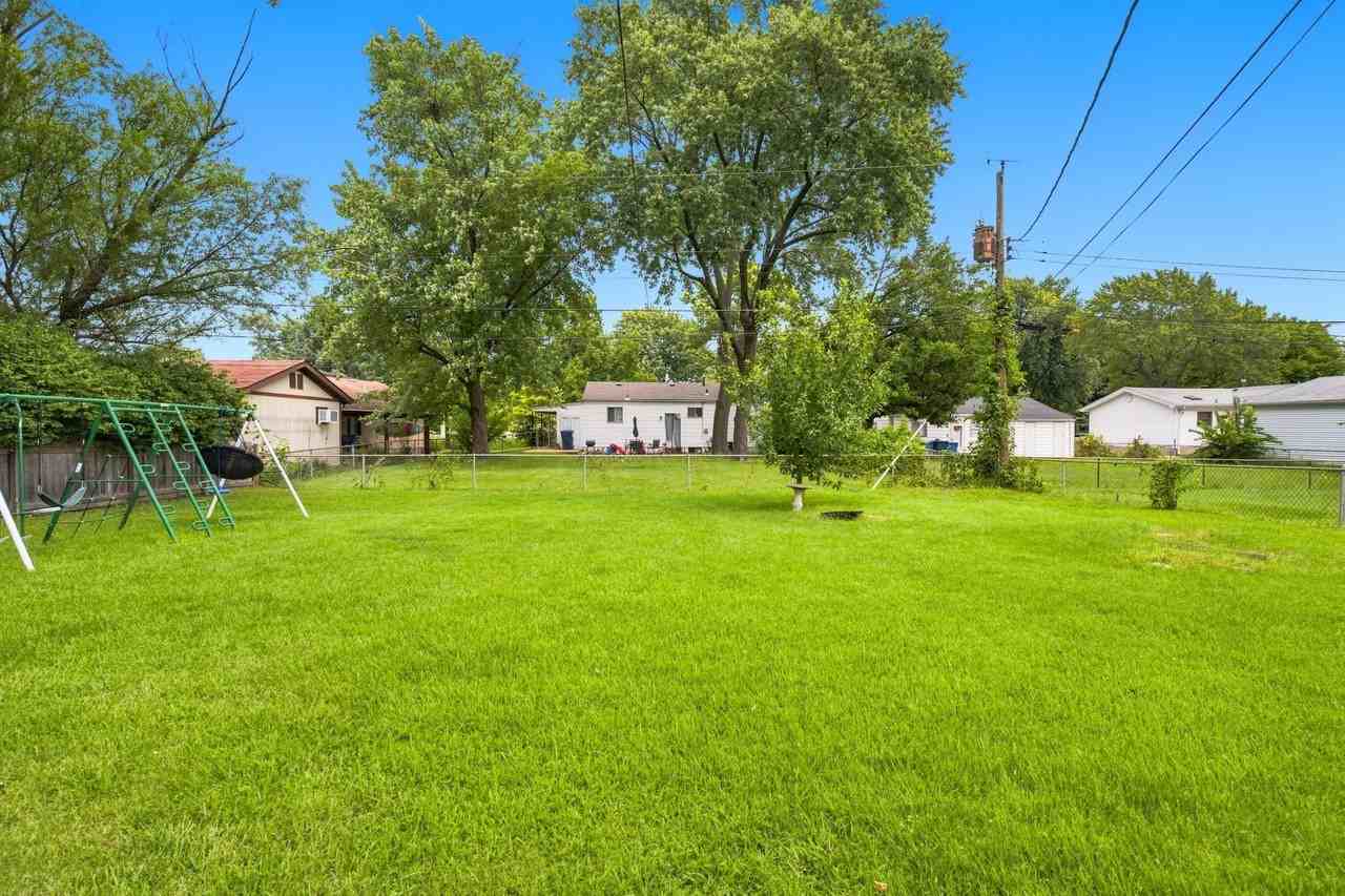 875 5th Plz - Photo 3 of 27