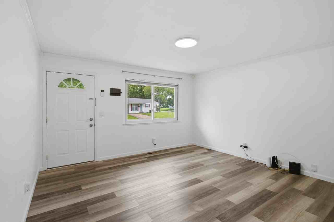875 5th Plz - Photo 6 of 27