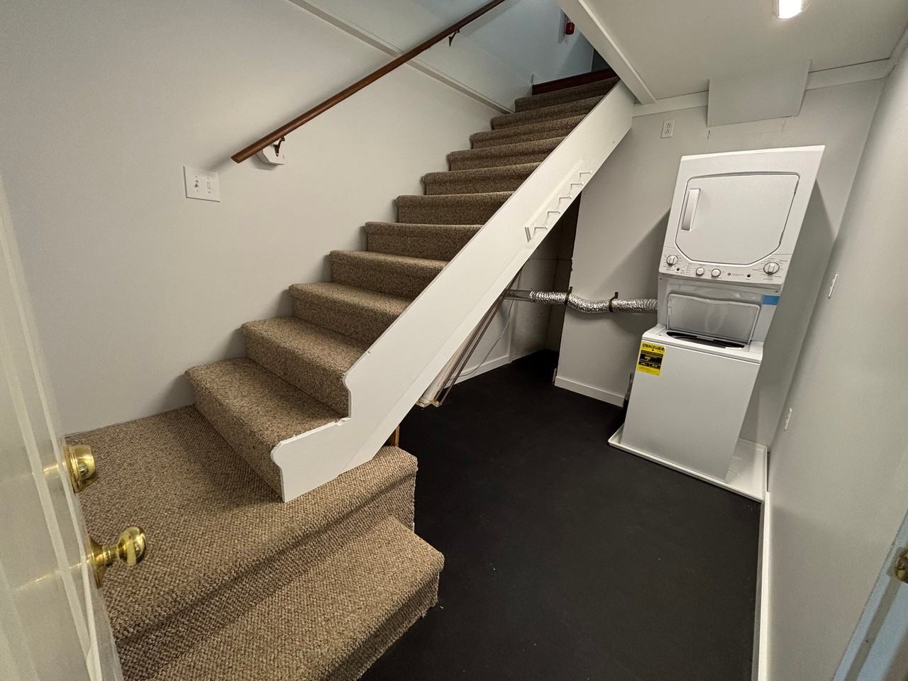 975 Sanders Cir - Photo 2 of 9