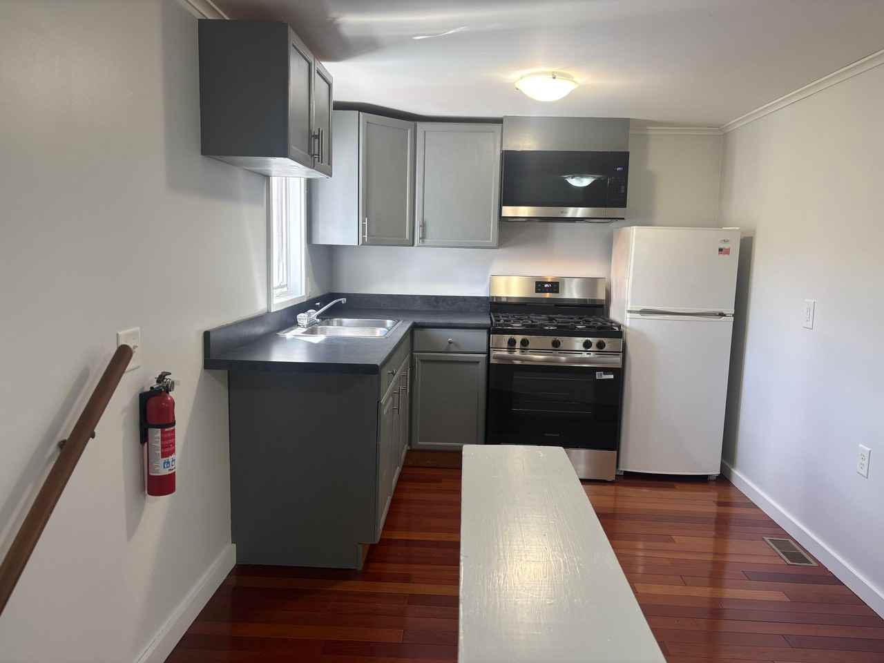 975 Sanders Cir - Photo 3 of 9