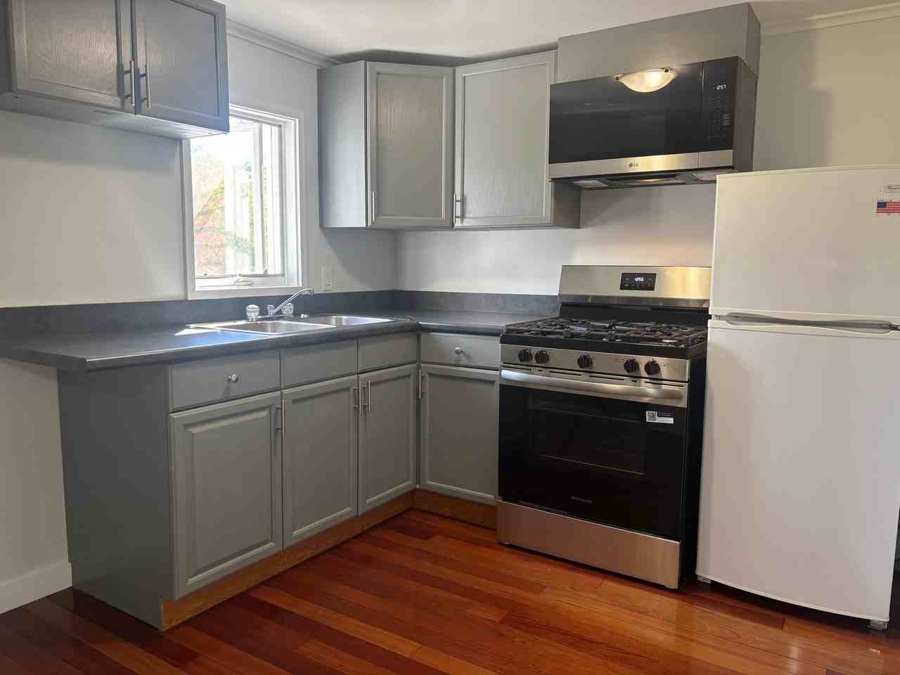 975 Sanders Cir - Photo 4 of 9