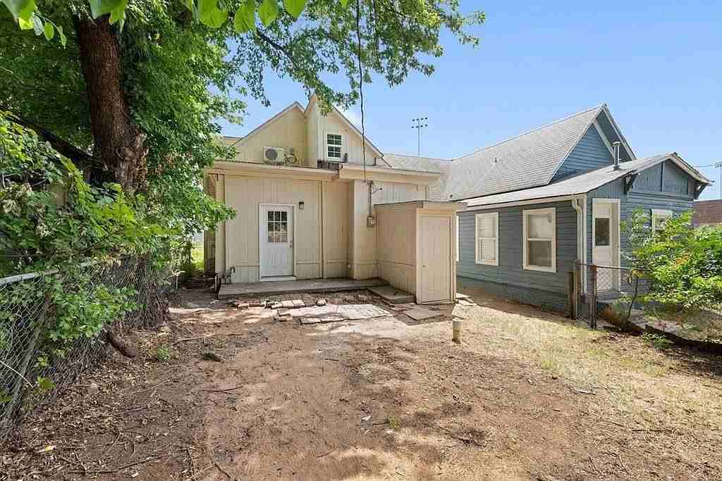 214 E Vilas Ave - Photo 2 of 16