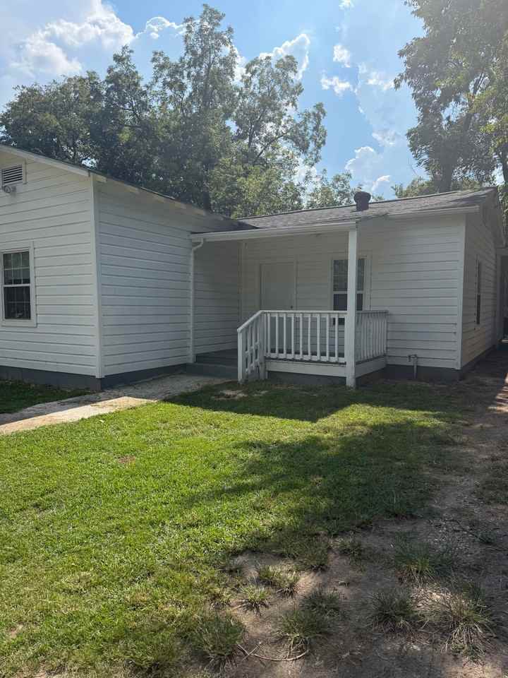1017 Oak St - Photo 2 of 17