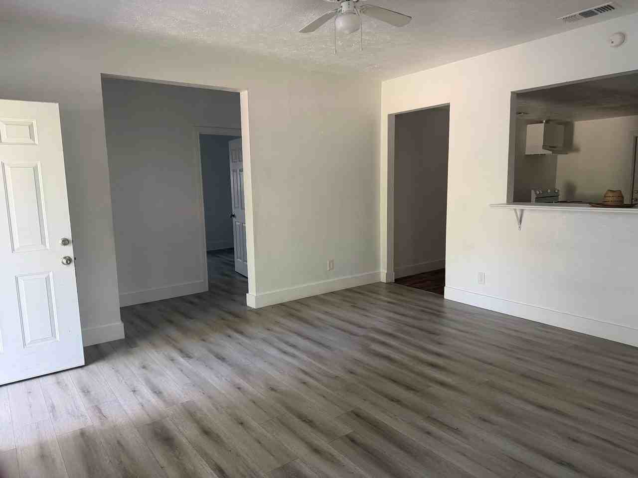 1017 Oak St - Photo 4 of 17