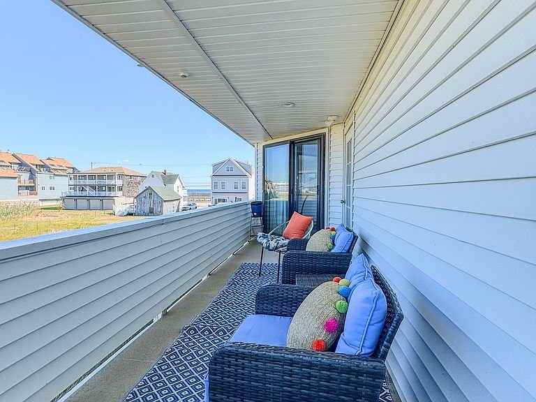 567 Ocean Blvd #112 - Photo 3 of 19