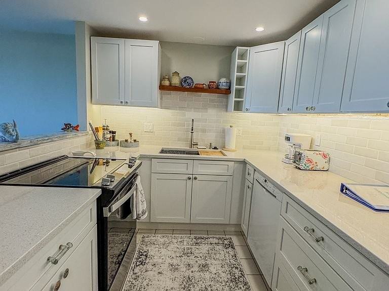 567 Ocean Blvd #112 - Photo 7 of 19