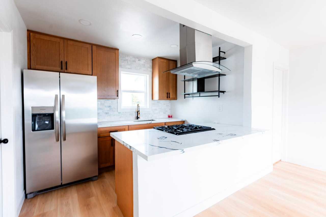 784 E Walton St #B - Photo 3 of 17